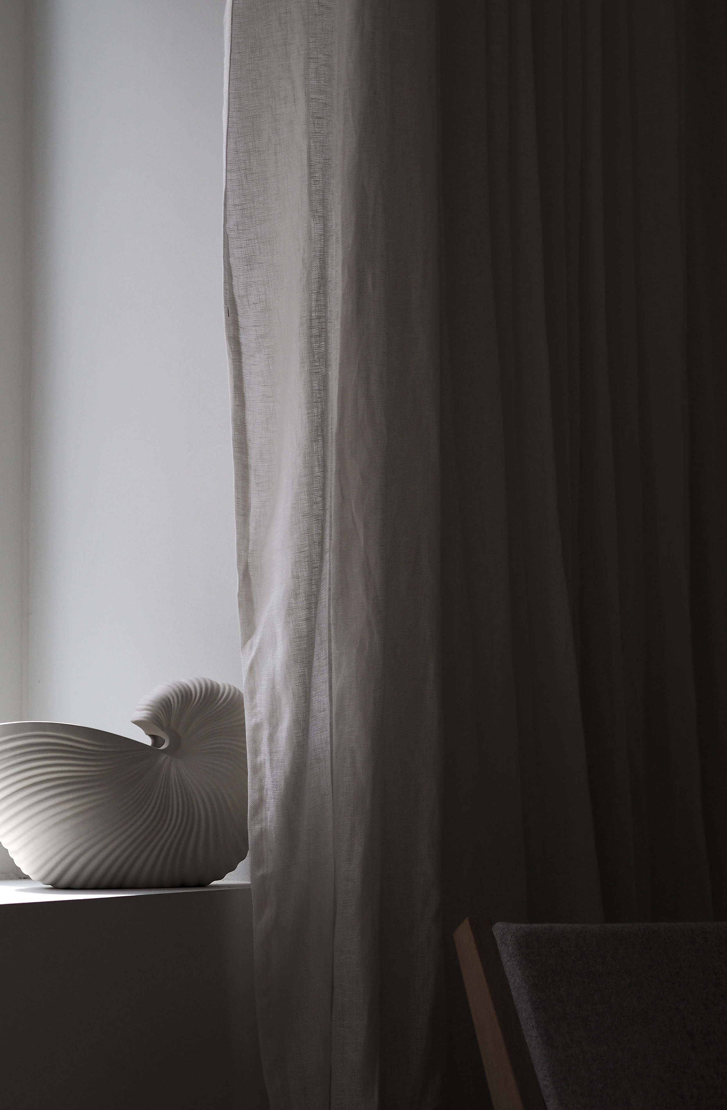 Ferm Living Shell pot - sculptural lines and shadows